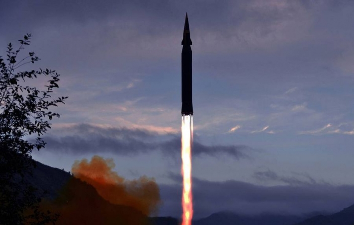 Хойд Солонгос Японы тэнгис рүү пуужин харважээ