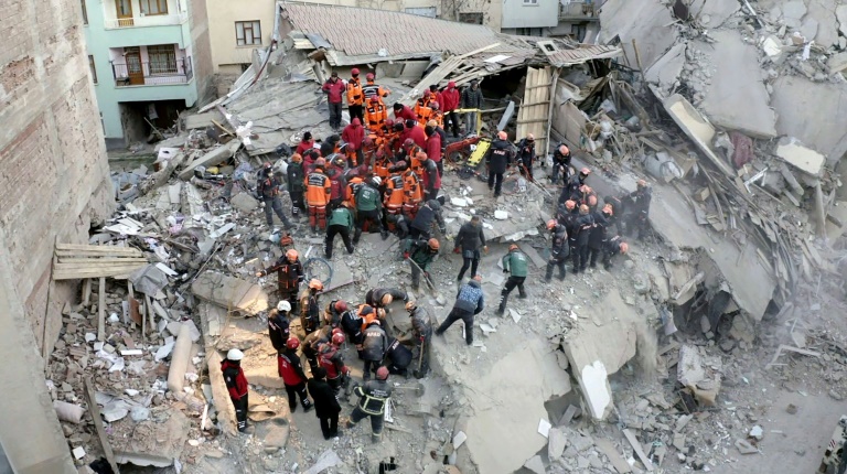 Туркт хүчтэй газар хөдлөлт болж, 31 хүн амиа алджээ
