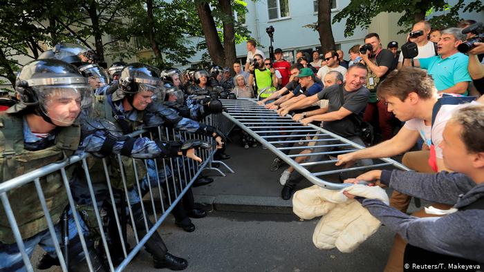 Москвад 1000 гаруй тэмцэгч баривчлагджээ