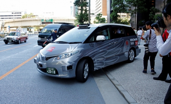 Японд автомат жолоодлоготой такси зорчигчдод үйлчилж эхэллээ