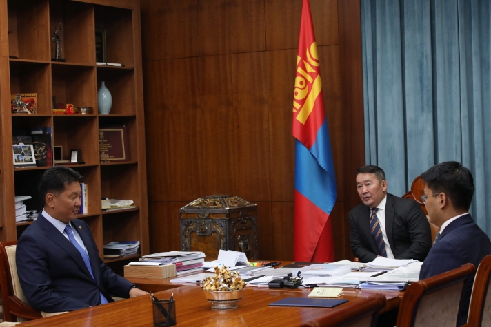 Ерөнхий сайд У.Хүрэлсүх Монгол Улсын Ерөнхийлөгч Х.Баттулгад Засгийн газрын бүтэц, бүрэлдэхүүний талаарх зөвшилцөх саналаа ирүүлэв