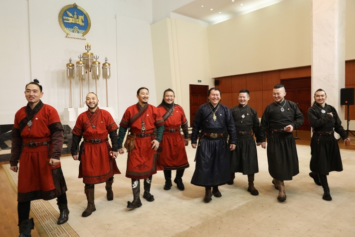 Эх орондоо ирсэн “The Hu” хамтлагийн гишүүдэд Монгол Улсын Төрийн дээд шагнал, тэргүүн зэргийн “Чингис хаан” одон гардууллаа