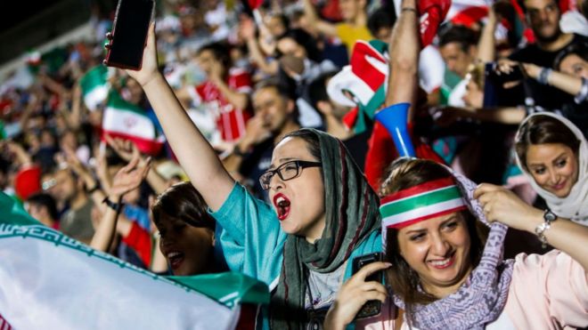 Иран эмэгтэйчүүд хөл бөмбөгийн тэмцээн үзэх эрхтэй болно