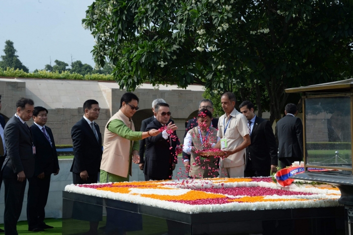Ерөнхийлөгч Х.Баттулга Раж Гат цогцолборт цэцэг өргөж, хүндэтгэл үзүүллээ
