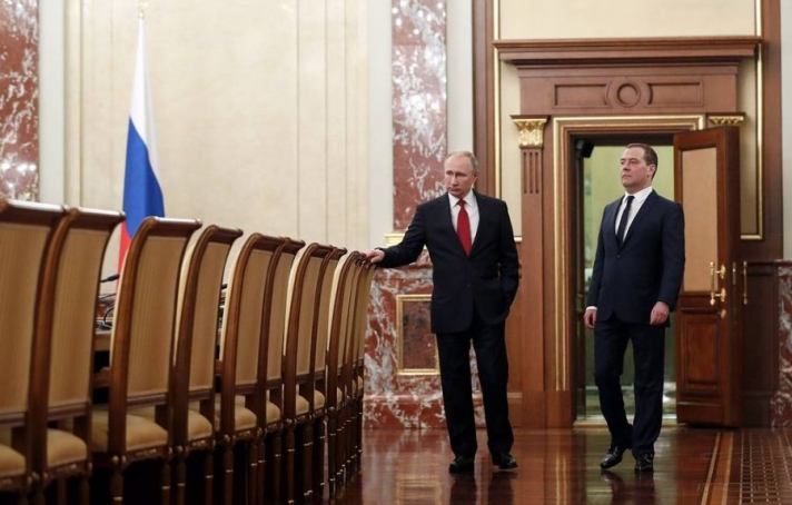 Ерөнхийлөгч Владимир Путин Оросын засгийн газрыг тараав