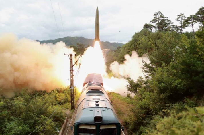 Хойд Солонгос галт тэрэгнээс пуужин харважээ