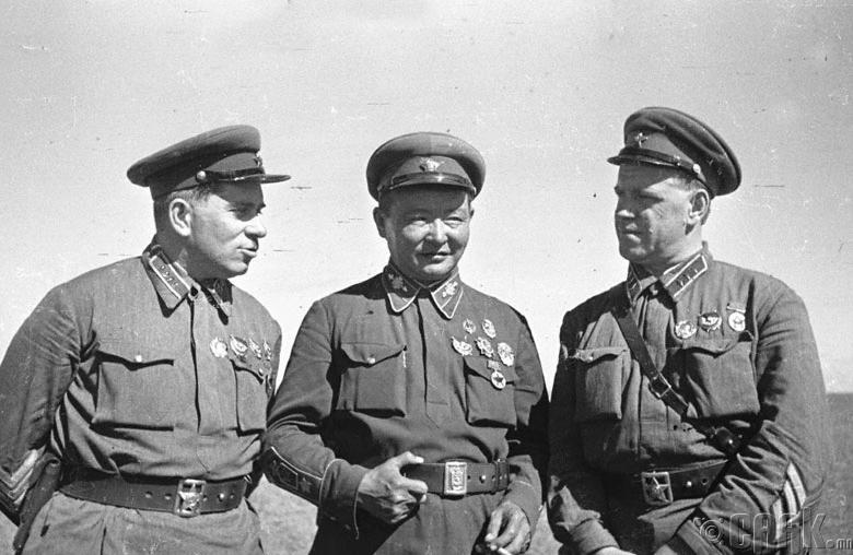 2 дугаар зэргийн командлагч Г.М.Штерн, Монгол Ардын хувьсгалт цэргийн командлагч, маршал Х.Чойбалсан ,  1-р армийн бүлгийн командлагч Г.К.Жуков нар Хамар даваан дахь командлалын байранд