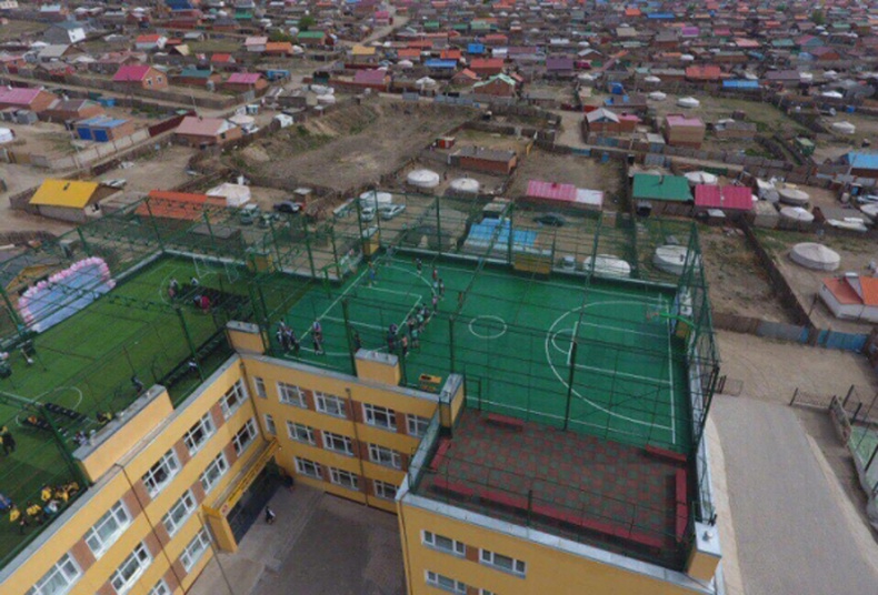 Дээвэр дээрээ сагс, хөлбөмбөгийн талбайтай анхны сургууль