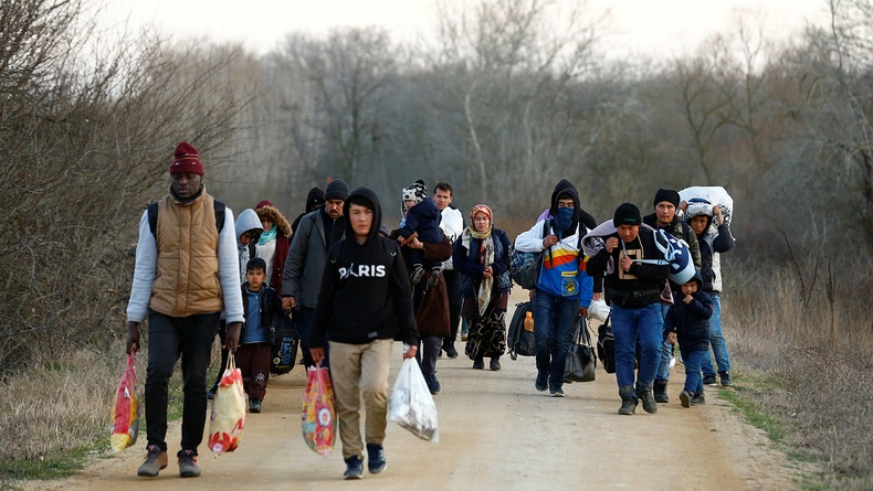 Европыг зорьсон 10 мянга гаруй цагаачид Грекийн хил дээр эмх замбараагүй байдал үүсгэж байна