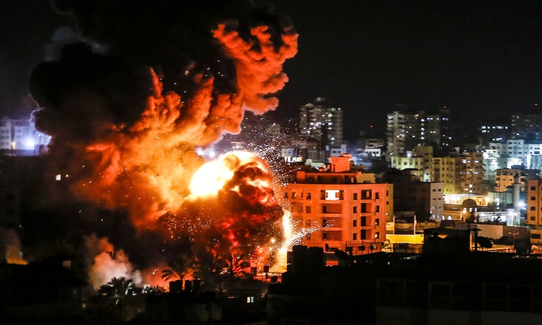 Израилийн агаарын хүчин Газын зурвасыг бөмбөгджээ