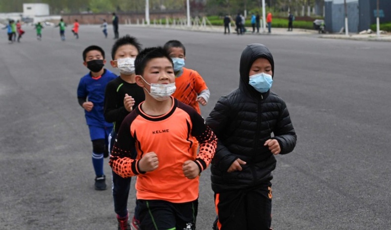 Хятадад хоёр сурагч масктай гүйсний улмаас нас баржээ