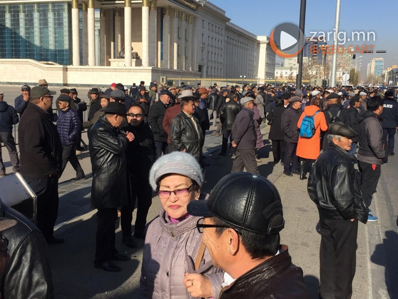 Монголын Үндэсний Фронтынхон төрийн эргэлт хийхээр жагсажээ