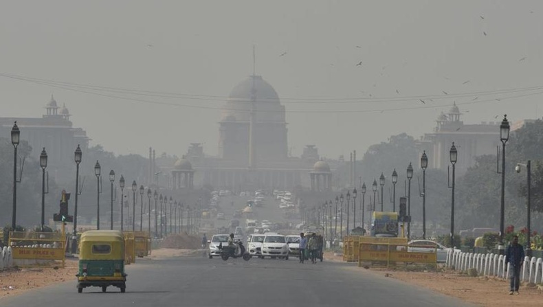 Шинэ Дели хотын агаарын бохирдол сүүлийн 4 жилд 25 хувиар буурахад юу нөлөөлсөн бэ?