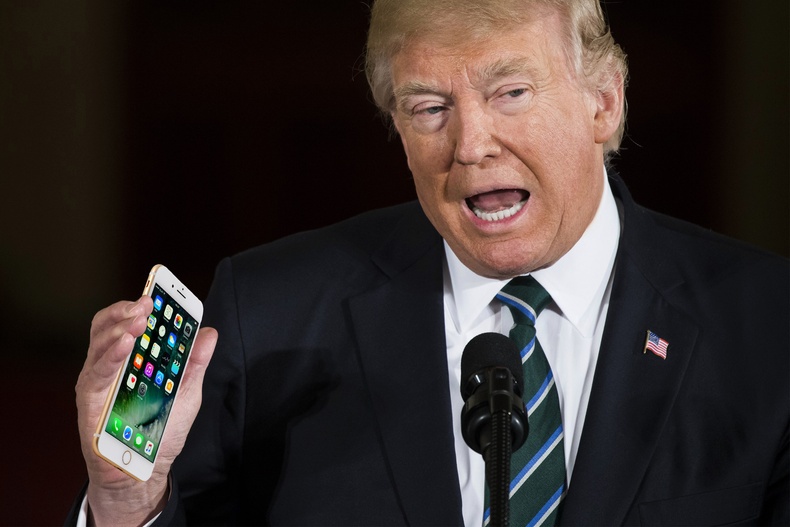 Дональд Трамп Хятадаас орж ирж буй "iPhone"-д өндөр татвар ноогдуулна