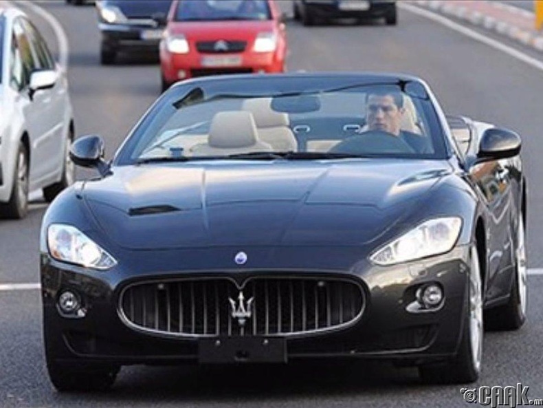 Рональдогийн хамгийн том сонирхол нь машин юм. Тэр зурагт үзүүлсэн "Maserati"-гаасаа гадна 300 мянган ам.долларын "Lamborghini Aventador" унадаг.