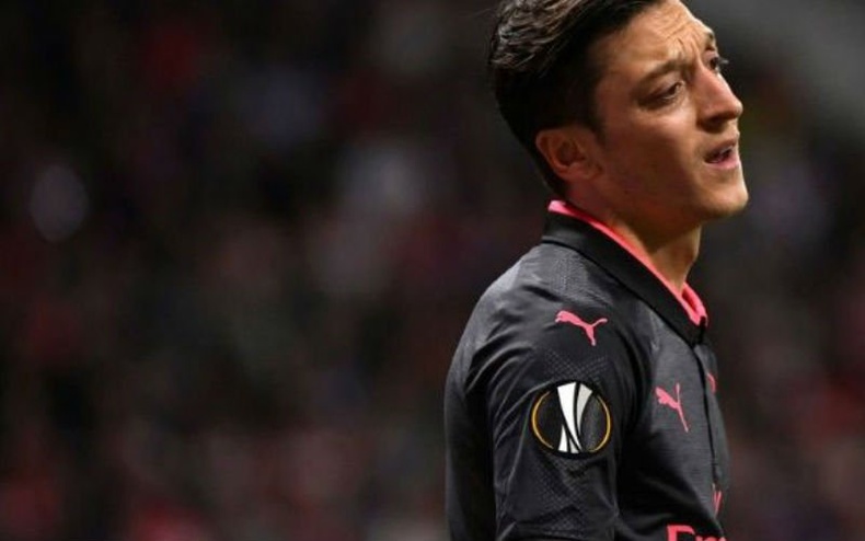 Хөлбөмбөгчин Месут Озил Уйгарчуудыг дэмжсэнээс болж Хятад улс Арсеналын тоглолтыг цаашид гаргахааргүй болжээ