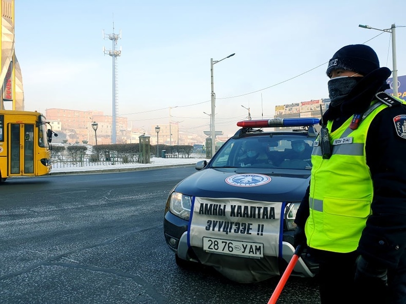 Алба хаагчид тээврийн хэрэгсэл жолоодож яваад бие нь муудсан иргэний амийг аварчээ