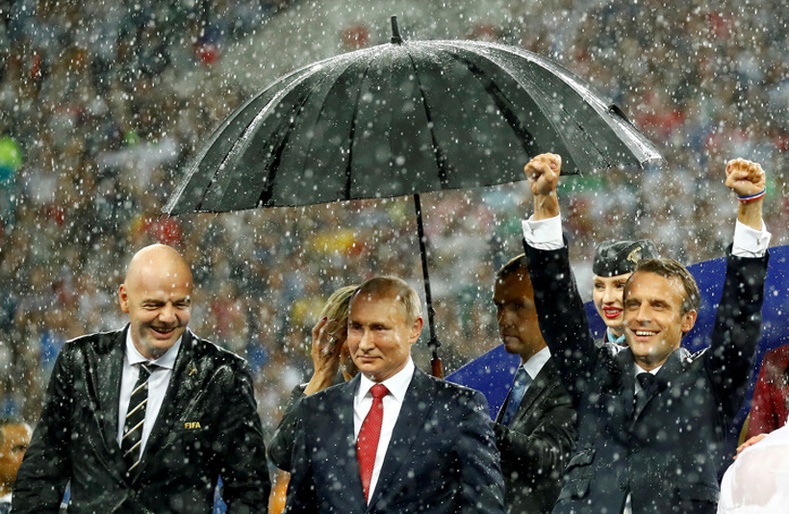 Хөл бөмбөгийн ДАШТ-ний хаалтын арга хэмжээн дээр Оросын ерөнхийлөгч Путин, Францын ерөнхийлөгч Макрон, ФИФА-ийн ерөнхийлөгч Инфантино нар зэрэгцэн зогсож байгаа нь - Москва, ОХУ