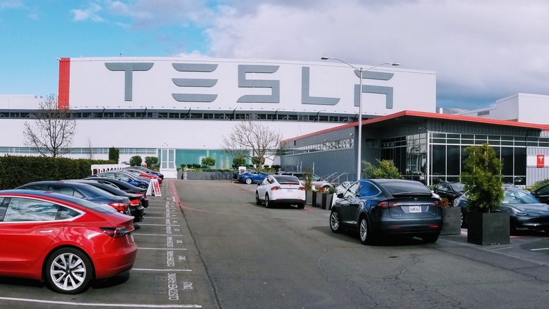 “Tesla” компани 15 мянган машинаа зах зээлээс эргүүлэн татна