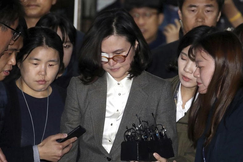 Өмнөд Солонгосын прокурорууд хууль зүйн экс сайдын эхнэрийг баривчилжээ