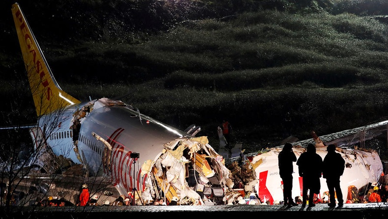 Зорчигч тээврийн “Boeing 737” онгоц Истанбулд газардах үедээ хоёр хуваагдан осолджээ