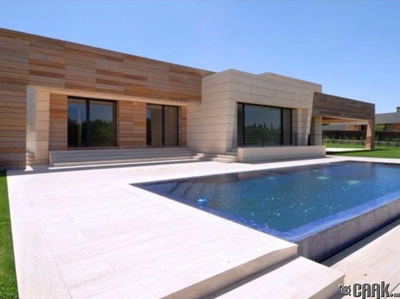 Тэрээр архитектурч Иохан Торрэс (Joaquin Torres)-ын Мадрид хотод барьсан 7.1 сая ам.долларын үнэтэй  эдлэнд амьдардаг.