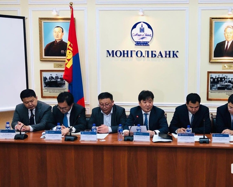 Монгол банкны удирдлагууд макро эдийн засгийн дүн мэдээг танилцуулж байна