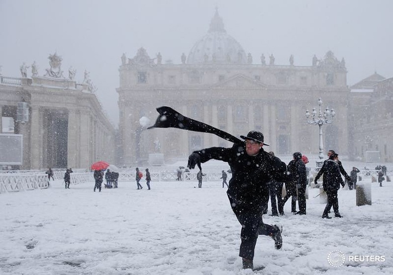 Гэгээн Петрийн талбайд цасаар тоглож буй санваартан - Ватикан