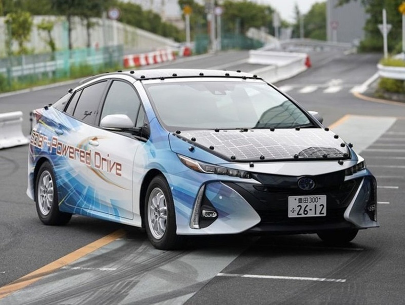 “Toyota” компани нарны эрчим хүчээр ажилладаг автомашин туршжээ