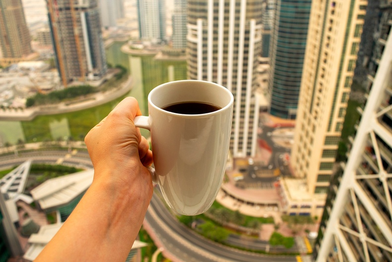 Дэлхийн хамгийн өндөр барилгын цонхоор нар шингэхийг харангаа кофе ууна