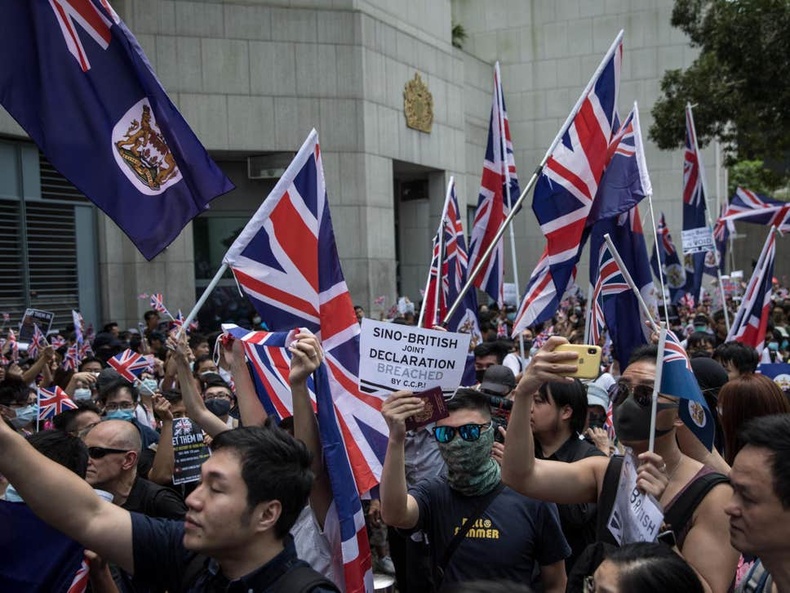 Хонконгийн тэмцэгчид Их Британийн төрийн дууллыг дуулж колоничлолын үеэ "санагалзав"