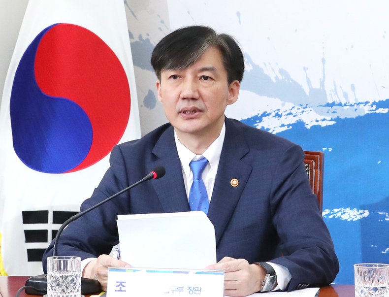 Өмнөд Солонгосын Хууль зүйн сайд гэр бүлийнхнийхээ холбогдсон авлигын хэргээс болж огцорлоо