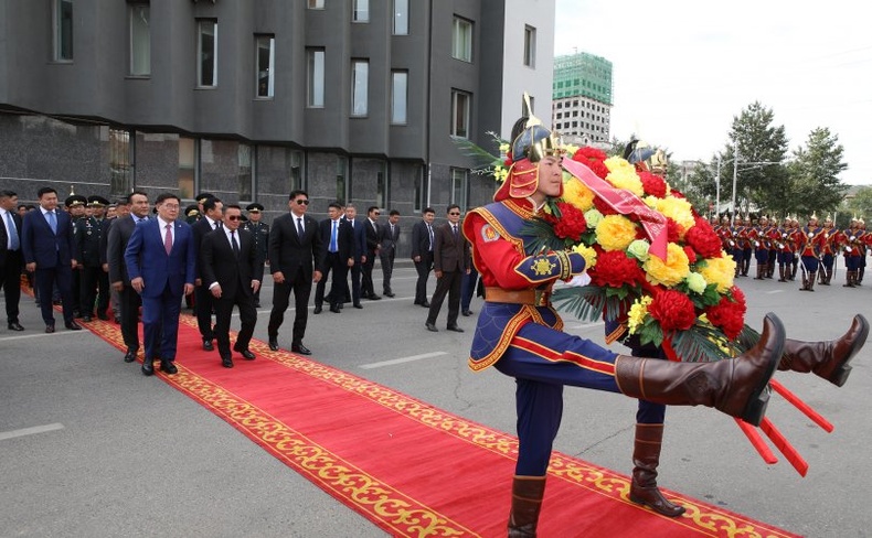 Монгол Улсын Ерөнхийлөгч Х.Баттулга Хэлмэгдэгсдийн хөшөөнд цэцэг өргөж, хүндэтгэл үзүүллээ