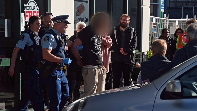 Шинэ Зеландад хутгаар зэвсэглэсэн этгээд террорист халдлага үйлджээ