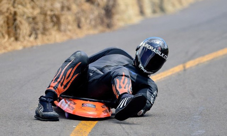 Гудамжаар тобогган чаргаар уралдах /Street Luge/