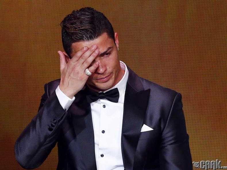 Гэхдээ тэр ч бас хүн шүү дээ. "The Ballon d'Or" хөлбөмбөгийн шагналыг 2014 онд хүртэх үедээ Рональдо нулимс дуслуулж байсан юм.