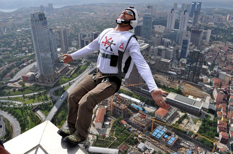 Суурь үсрэлт /Base jumping/