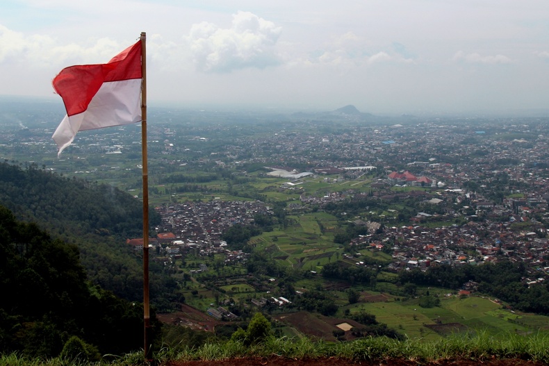 Индонезид 5.6 магнитудын хүчтэй газар хөдлөлт болов