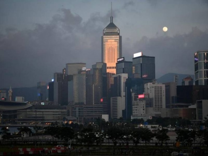 Арван жилийн турш тасралтгүй тэлж байсан Хонконгийн эдийн засаг агшиж эхэлжээ
