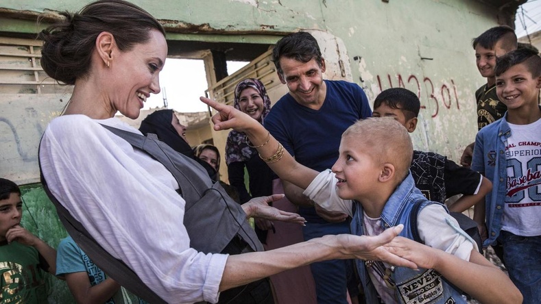 Дүрвэгсдийн хуаранд зочилсон Анжелина Жолигийн сэтгэл шимширчээ