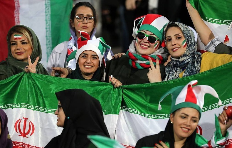 Иран эмэгтэйчүүд анх удаа хөлбөмбөгийн тэмцээн үзжээ