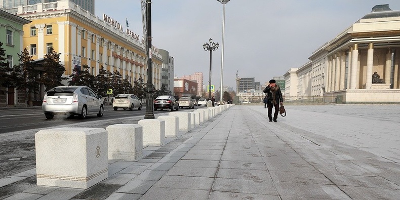 Төв талбай дээрх чулуунуудын өнгө үзэмжийг сайжруулаад дахин байрлуулна гэв