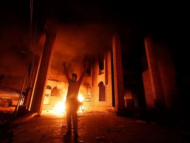 Иракийн Засгийн газрыг эсэргүүцэгчид Иран дахь консулын байр руу нь халджээ