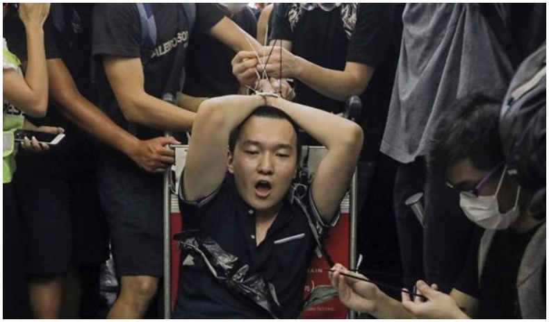 Хонконгийн тэмцэгчид Хятадын сэтгүүлчийг барьж авч хүлжээ