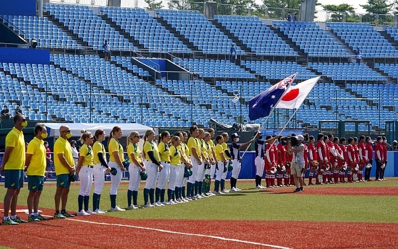 Токиогийн олимп софтбол, эмэгтэй хөл бөмбөгийн тэмцээнээр эхэллээ