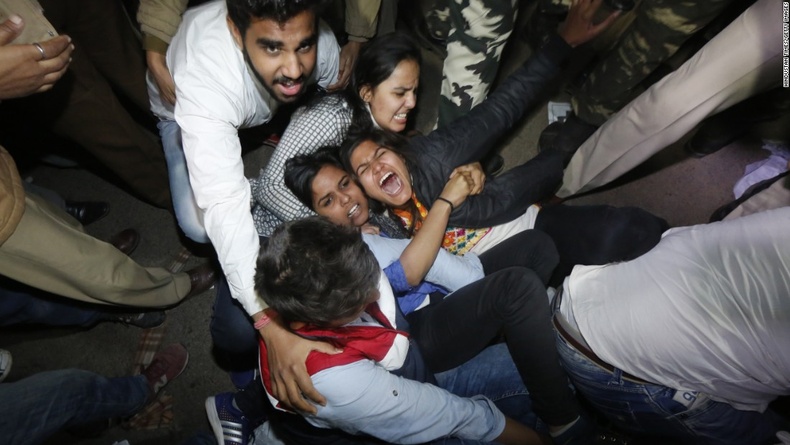 Энэтхэгт хэдэн мянган эрчүүд их сургуулийн кампус руу дайран орж, оюутан охидод бэлгийн дарамт үзүүлжээ
