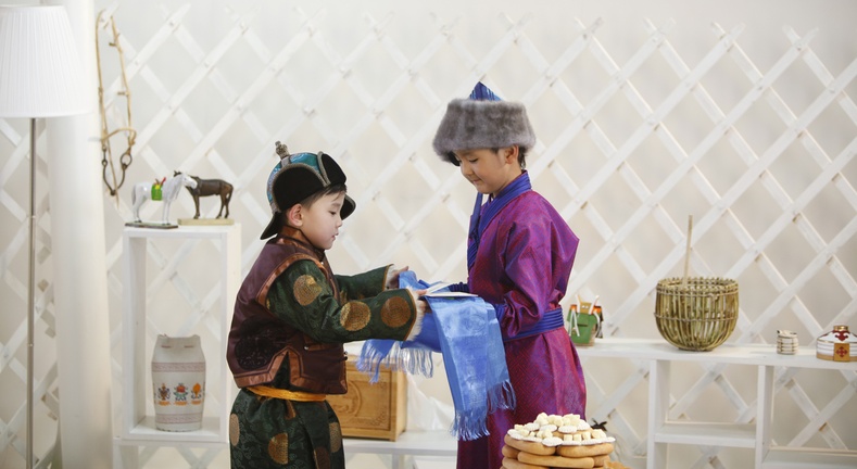 Монгол баяраар Монгол бэлэг