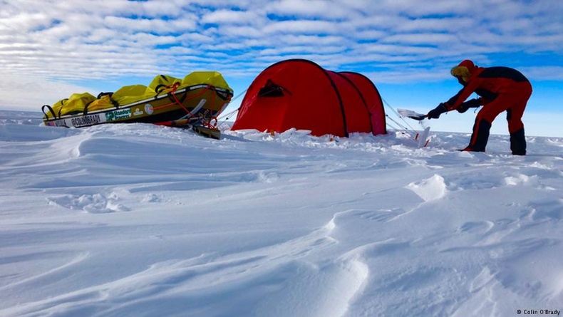 33 настай америк эр Антарктид тивийг явганаар хөндлөн гулд туулсан анхны хүн болжээ