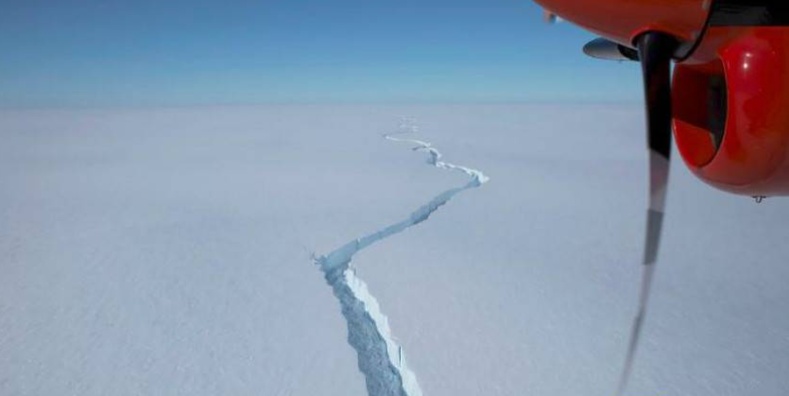 ​Нью-Йорк хоттой дүйцэх хэмжээтэй мөсөн уул Антарктидаас хагаран салжээ