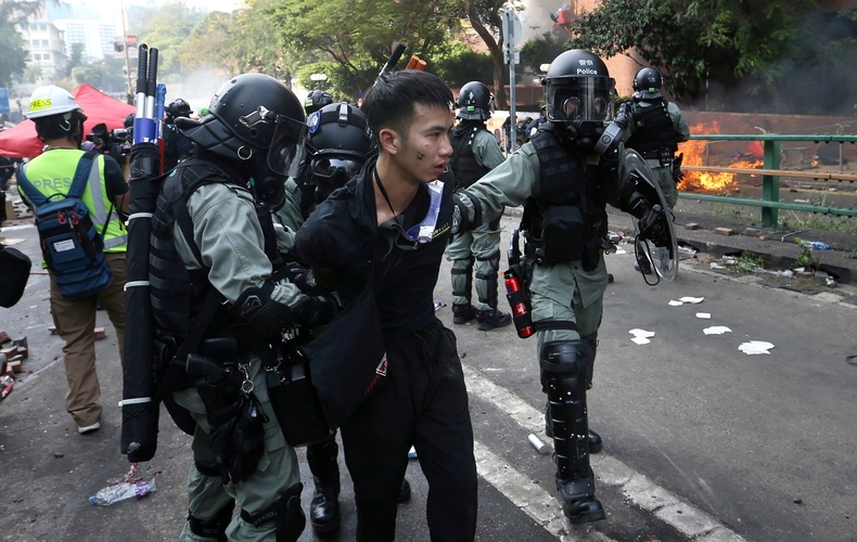 100 гаруй эсэргүүцэгч Хонконгийн их сургууль дотор хоргодож байна